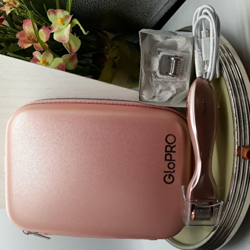 GloPRO microneedling tool with additional replacement head and storage container